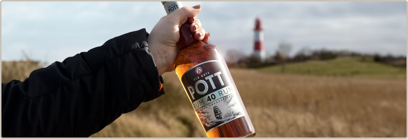 Anstoßen mit Pott Rum